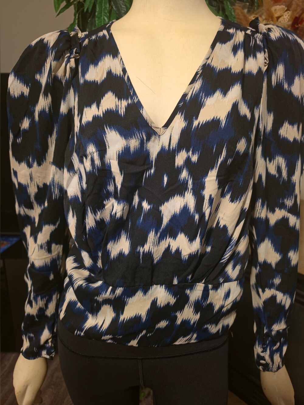 Express Women's Blue Black White Printed V-Neck Top